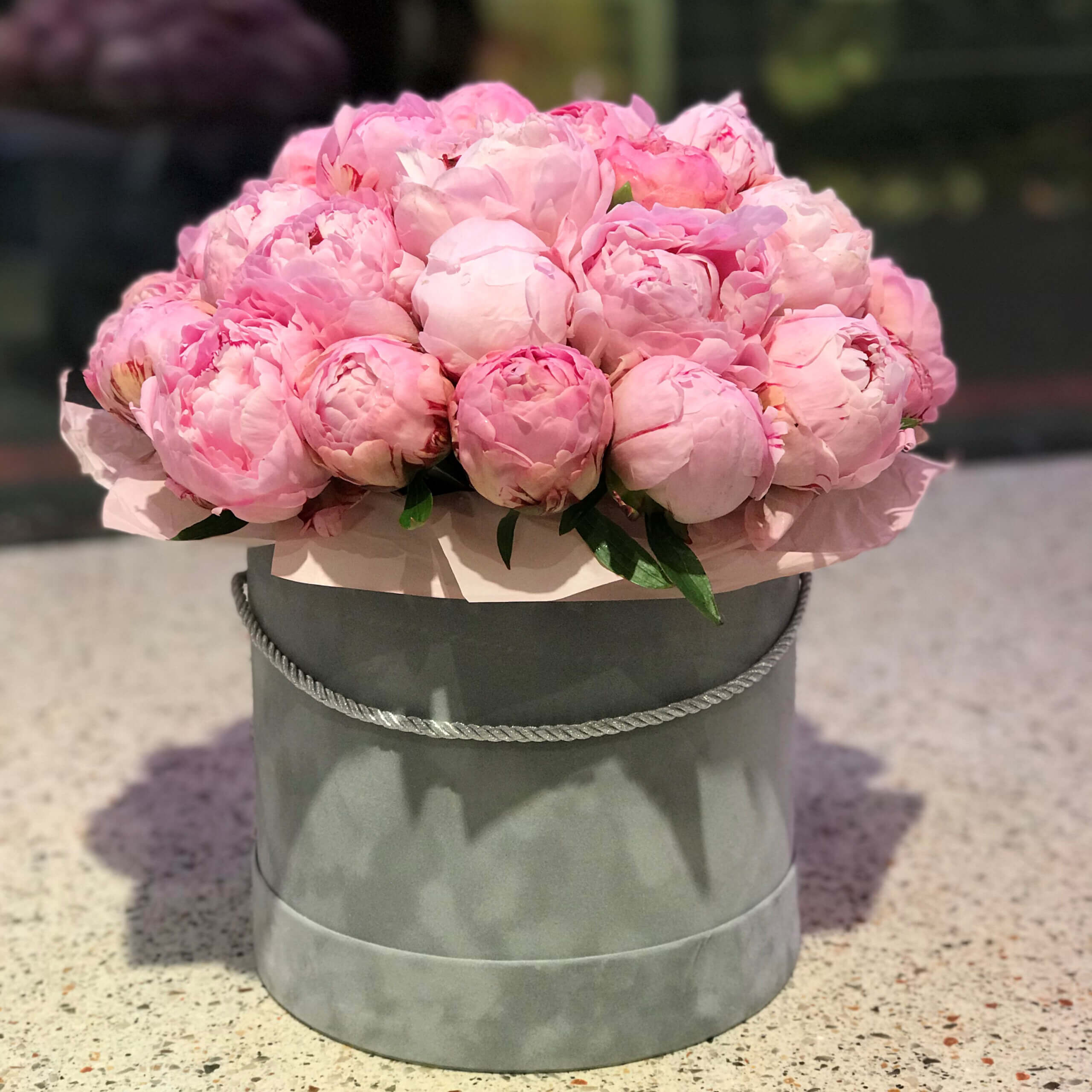 Коробка из 25 розовых пионов