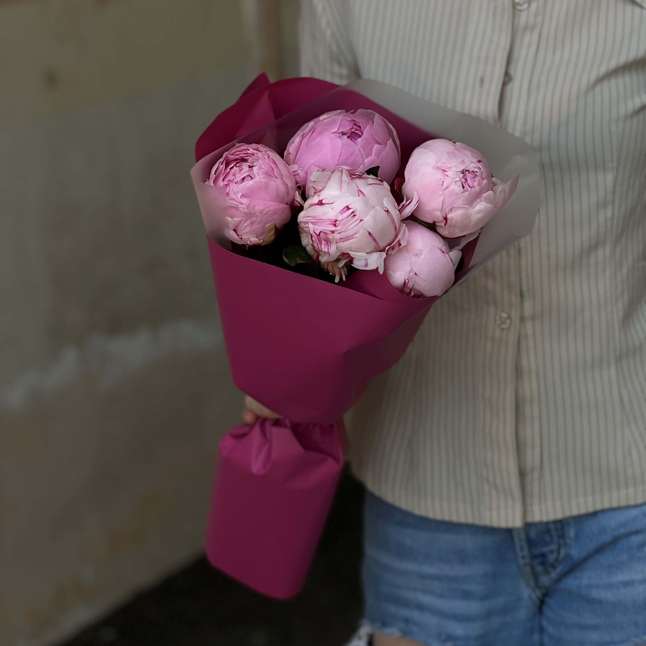 Букет 5 розовых пионов